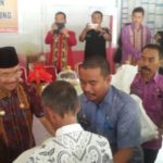 Bupati Konsel H. Surunuddin Dangga Saat Memberikan Bantuan Korban Bencana Alam di desa tatangge Kecamatan Tinanggea. FOTO : MAHIDIN