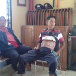 Korban Penikaman, Rusdin Didampingi Kakaknya Risnawati Saat Mendatangi Polsek Andoolo. FOTO : MAHIDIN