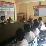 Wakapolres Konsel Kompol Ndaru Istimawan.S.IK Didampingi Kasubbag Humas AKP Yusuf Tawang Saat Memberikan Materi Pelatihan Halu Haluo Polisi Sultra Diaula Rapat Mapolres Konsel. FOTO : MAHIDIN