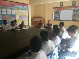 Wakapolres Konsel Kompol Ndaru Istimawan.S.IK Didampingi Kasubbag Humas AKP Yusuf Tawang Saat Memberikan Materi Pelatihan Halu Haluo Polisi Sultra Diaula Rapat Mapolres Konsel. FOTO : MAHIDIN