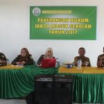 Kasi Intel kejaksaan Andoolo bersama jaksa lainnya saat memberikan penyuluhan hukum di salah satu sekolah di konsel. FOTO MAHIDIN