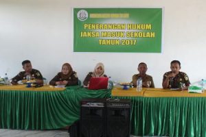 Kasi Intel kejaksaan Andoolo bersama jaksa lainnya saat memberikan penyuluhan hukum di salah satu sekolah di konsel. FOTO MAHIDIN