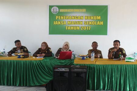 Kasi Intel kejaksaan Andoolo bersama jaksa lainnya saat memberikan penyuluhan hukum di salah satu sekolah di konsel. FOTO MAHIDIN