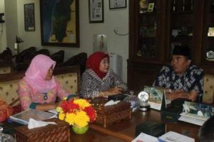 Dirut PT. PRPP Jateng Titah Listiorini (23/03), saat beraudiensid engan bupati Jepara Ahmad Marzuki. FOTO : DSW
