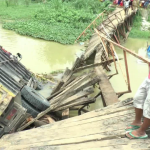 Jembatan kayu yang menghunumgkan Jepara - Demak- di jawah tengah Ambruk akibnat tidak kuat menahan beban berat. FOTO : DSW