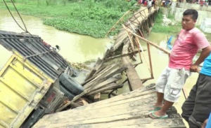 Jembatan kayu yang menghunumgkan Jepara - Demak- di jawah tengah Ambruk akibnat tidak kuat menahan beban berat. FOTO : DSW