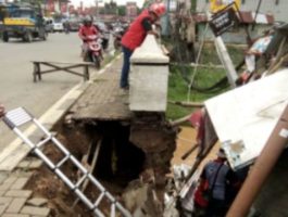 Salah satu Tanggul di jepara yang jebol akibat banjir yang belum mendapat penanganan Pemerintah. FOTO : DEDY SETYAWAN