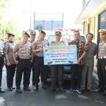 Kapolres Jepara AKBP Samsu Arifin secara simbolis menerima hibah satu unit mobil grand max ambulance. FOTO ; DSW