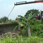 Truk yange menyebabkan ambrolnya jembatan yang menghubungkan dua kabupaten di Jepara - Demak di evakuasi dari sungai. FOTO : DSW
