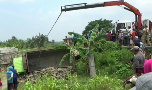 Truk yange menyebabkan ambrolnya jembatan yang menghubungkan dua kabupaten di Jepara - Demak di evakuasi dari sungai. FOTO : DSW