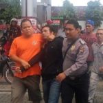 Pelaku pembobol ATM BNI yang di amankan warga bersama Satpam dan aparat kepolisian. FOTO : DSW