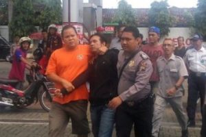 Pelaku pembobol ATM BNI yang di amankan warga bersama Satpam dan aparat kepolisian. FOTO : DSW