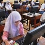 pelajar SMA di jepara saat mengikuti pelatian Ujian Nasional Berbasis Komputer. FOTO : DEDY SETYAWAN