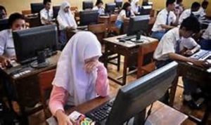pelajar SMA di jepara saat mengikuti pelatian Ujian Nasional Berbasis Komputer. FOTO : DEDY SETYAWAN