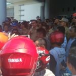 Bupati Buton Utara Abu Hasan saat menerima pengunjukrasa di kantor Bupati