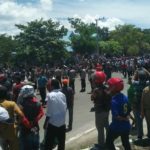 Aksi Unjuk Rasa di depan kantor Bupati Buton Utara nyaris ricuh antar dua kubu. FOTO : MIRDAT