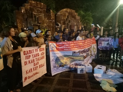Ikatan Pelajar Mahasiswa Taliabu Yogyakarta (IPMTY) dan Forum Mahasiswa Sula Yogyakarta (FORMASI) melakukan aksi budaya dan menuntut Penambang di taliabo angkat Kaki. FOTO : NADHIR