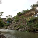 Rawan longsor di kawasan pemukiman warga yang dekat dengan sungai. FOPTO : NADHIR