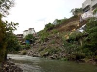 Rawan longsor di kawasan pemukiman warga yang dekat dengan sungai. FOPTO : NADHIR