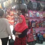 Pedagang di pasar sentral Wua-wua yang mengeluhkan minimnya pengunjung dan pembeli. FOTO : ODEK