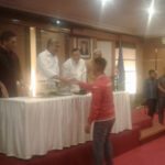 Gubernur Sultra di dampingi Wagub, Sekda dan ketua DPRD menyerahkan Bonus kepada salah satu Atlit peraih medali di PON jabar Tahun 2016 lalu.. FOTO : ODEK