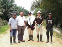 petugas karantina pertanian M.Rozalo V. dan Dwi Nur Susanti berkesempatan mengunjungi PT. Prima Bahagia Permai. FOTO : MA