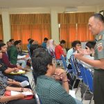 Komandan Korem 143/HO Kolonel Inf. Andi Perdana Kahar, SH memberikan apresiasi terhadap bela Negara dari mahasiswa di Sulawesi Tenggara saat memberikan kuliah umum di seminar Bela negara di UHO. FOTO : PENREM