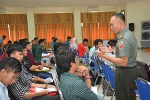 Komandan Korem 143/HO Kolonel Inf. Andi Perdana Kahar, SH memberikan apresiasi terhadap bela Negara dari mahasiswa di Sulawesi Tenggara saat memberikan kuliah umum di seminar Bela negara di UHO. FOTO : PENREM