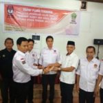 Ketua KPU Kolaka Utara Asridi Budiwan S.Sos menyerahkan SK Penetapan Calon Bupati dan wakil Bupati terpilih kepada H. Abbas SE. FOTO : IS