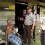 Anggota Polsek Subulusalam saat melakukan kunjungan kepada warga setempat. FOTO : MAN