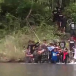 pendaki gunung di mekonggan saat di evakuasi oleh tim sar, TNI Polri dan warga. FOTO : IS