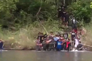 pendaki gunung di mekonggan saat di evakuasi oleh tim sar, TNI Polri dan warga. FOTO : IS