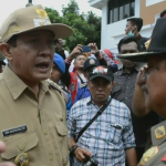 Wakil Wali kota Tegal Nur sholeh, yang turun langsung menemui dan memerintakan Yusmana kepala satpol PP. FOTO : NURAKHMAWATI