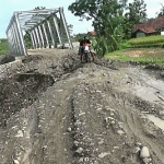 Tanggul jembatan Am,brol ,e,buat warga kesulitan untuk melintas. FOTO : RACHMAWATI