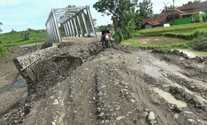 Tanggul Jembatan Penguhubung&nbsp; Ambrol, Akses Warga Terganggu