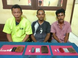 Tiga tersangksa sabu saat di amankan di Mapolres Aceh Timur. FOTO : ROBY SINAGA