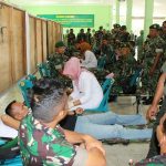 Anggota TNI Dandim Aceh Timur mendonorkan darahnya dalam rangka HGUT persit KCK. FOTO : ROBY SINAGA
