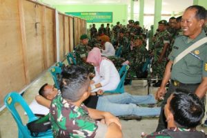 Anggota TNI Dandim Aceh Timur mendonorkan darahnya dalam rangka HGUT persit KCK. FOTO : ROBY SINAGA
