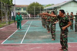Prajurit TNI Kodim 0104 tengah berlatih bela diri Yong moodo. FOTO : ROBY SINAGA