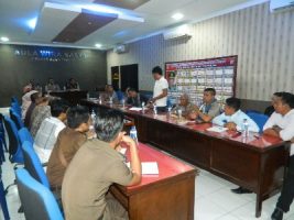 Tim Sapu Bersih Pungli di aceh Timur saat menggelar rapat koordinasi yang dipimpin Wakapolres Aceh Timur Kompol Carlie Syahputra. FOTO : ROBY SINAGA