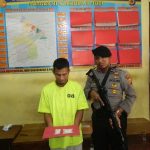 Tersangka Pengedar sabu bersama barang buktinya saat di amankan di Mapolres Aceh Timur. FOTO : ROBY SINAGA