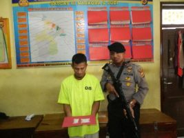 Tersangka Pengedar sabu bersama barang buktinya saat di amankan di Mapolres Aceh Timur. FOTO : ROBY SINAGA