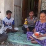 salah satu anggota Bhabinkantibmas Polres Muna saat menyambangi rumah warga dalam rangka patroli dialogis. FOTO : ROS