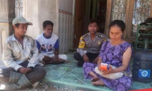 salah satu anggota Bhabinkantibmas Polres Muna saat menyambangi rumah warga dalam rangka patroli dialogis. FOTO : ROS