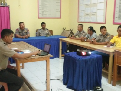 Kapolres Muna AKBP Yudith Satria Hanantha memimpin rapat Koordinasi dan evalusia penerimaan calon Anggota Polri tahun 2017 di Polres Muna. FOTO : ROS