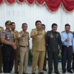 Bupati Muna Rusman Emba foto bersama dengan Kejari Raha usai pendatangan MoU di Galampano. FOTO : ROS