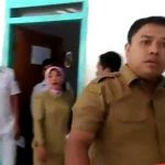 Pegawai RSUD Kab.Muna Yang Mencoba Merebut Kamera Jurnalis Dan Memaksa untuk menghapusnya. FOTO : ROS