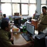 Sekot Kota kendari Alamsyan Lotunani saat melakukan pemantauan kinerja PNS-nya. FOTO : INT