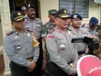 Kapolda Aceh Inspektur Jenderal Pol. Drs. Rio Septianda Djambak saat berkunjung di rumah korban penembakan OTK di aceh Timur. FOTO : ROBY SINAGA