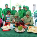 istri-Istri Tentara mengukir buah dalam rangkaian HUT Persit ke 71 tahun 2017. FOTO : ROBY SINAGA